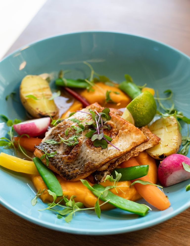 Balanced plate with vegetables, lean protein, and whole grains for a gestational diabetes meal plan